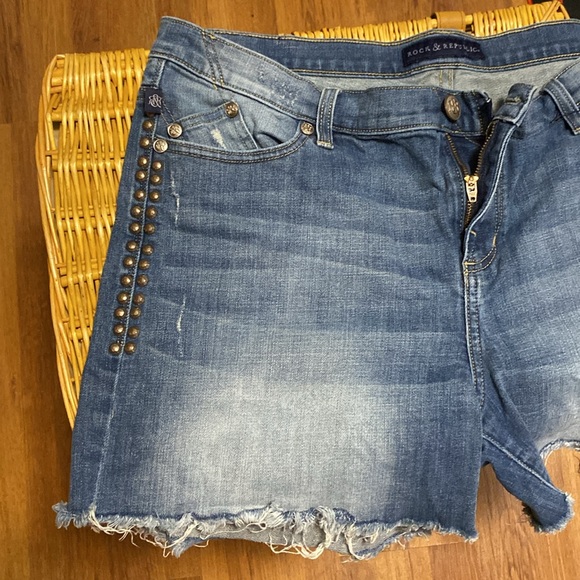 Rock & Republic Jean Short 16 - Picture 3 of 9
